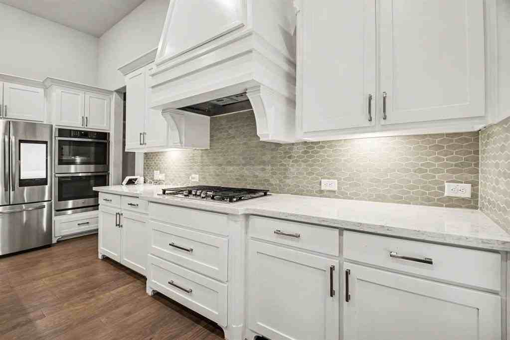 1049 Sarah St - Photo 5 of 19