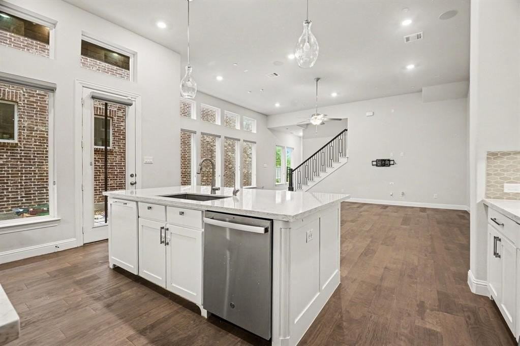 1049 Sarah St - Photo 6 of 19
