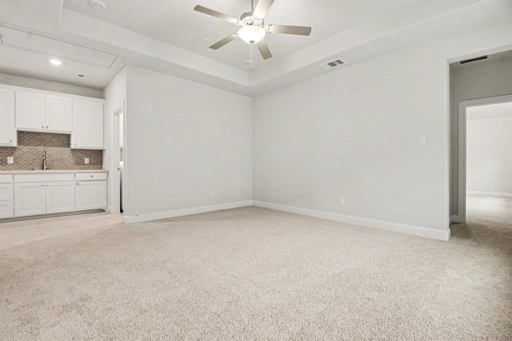 1049 Sarah St - Photo 7 of 19
