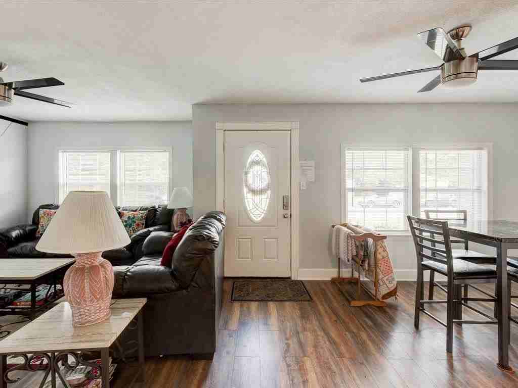 2801 W Biddison St - Photo 4 of 35
