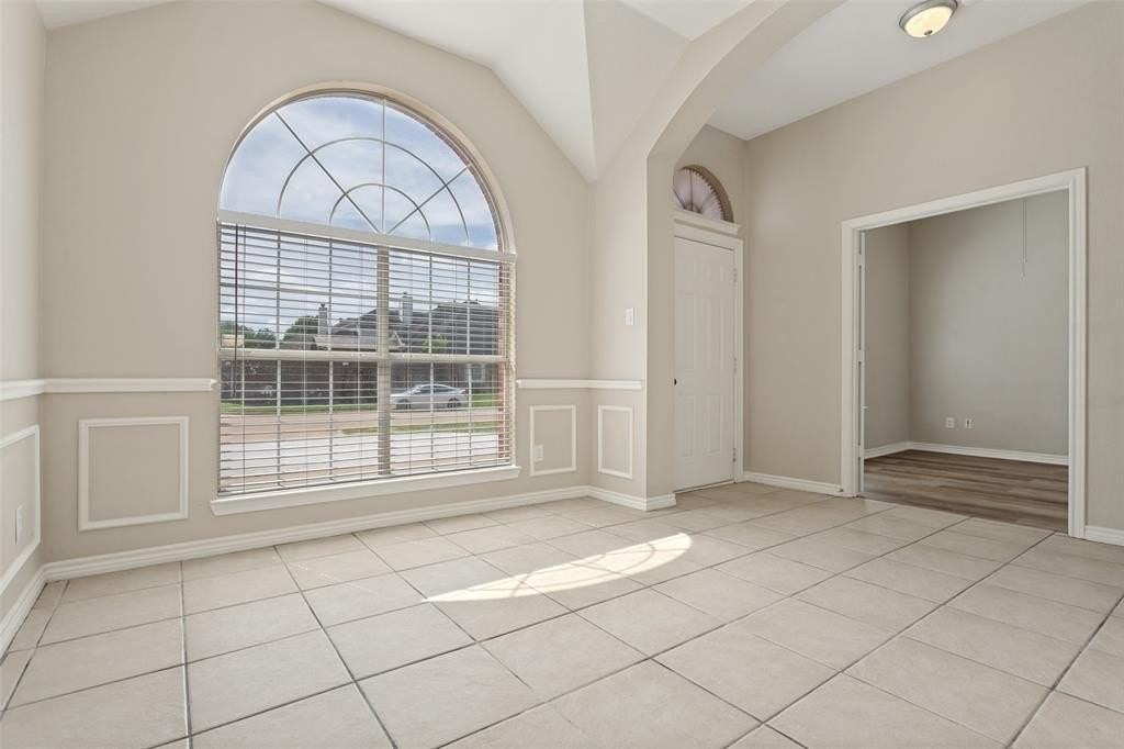 903 Redbud Dr - Photo 4 of 25