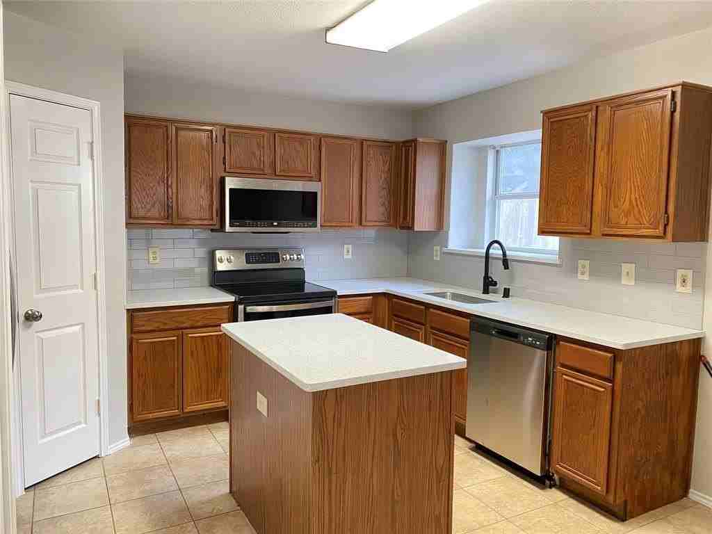 1535 Collin Dr - Photo 4 of 18