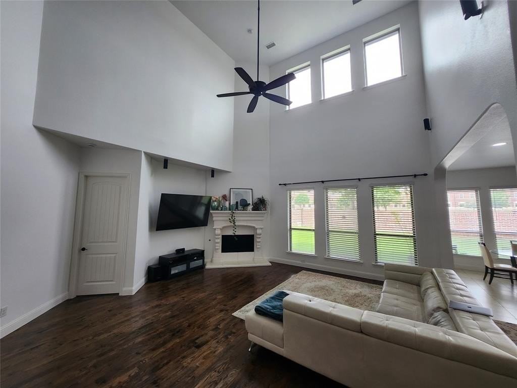 10647 Kingsford Ln - Photo 3 of 15