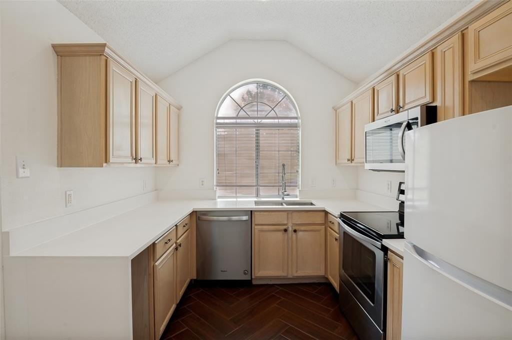 8160 Tower Rd - Photo 7 of 25