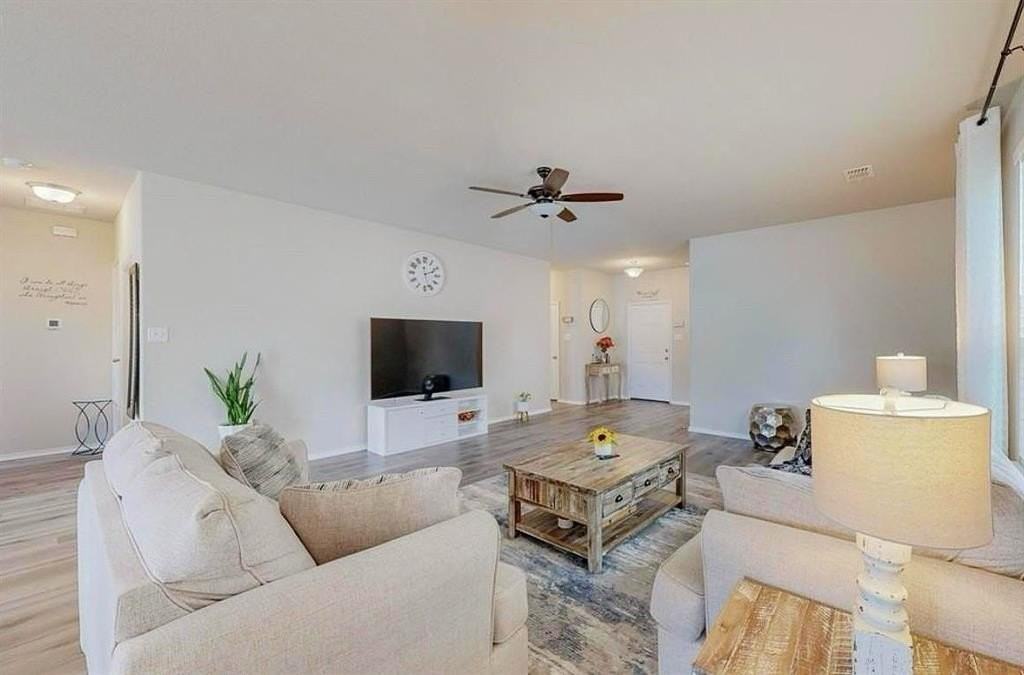 1637 Hinckley Ave - Photo 2 of 8