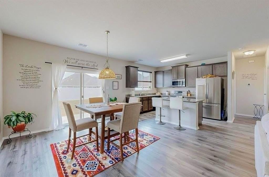 1637 Hinckley Ave - Photo 3 of 8