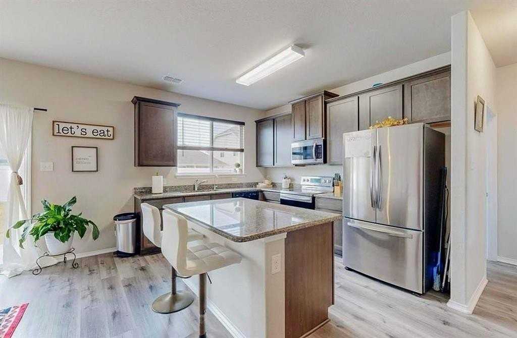 1637 Hinckley Ave - Photo 6 of 8