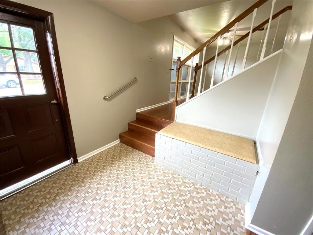 213 Georgian Rd - Photo 3 of 40