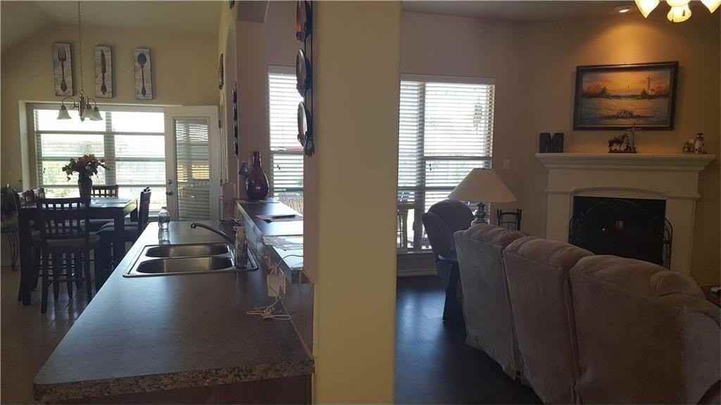 706 Ireland Way - Photo 4 of 28