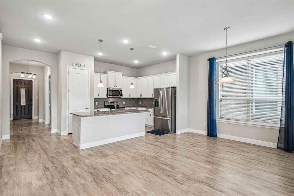 2114 Laurel St - Photo 2 of 35