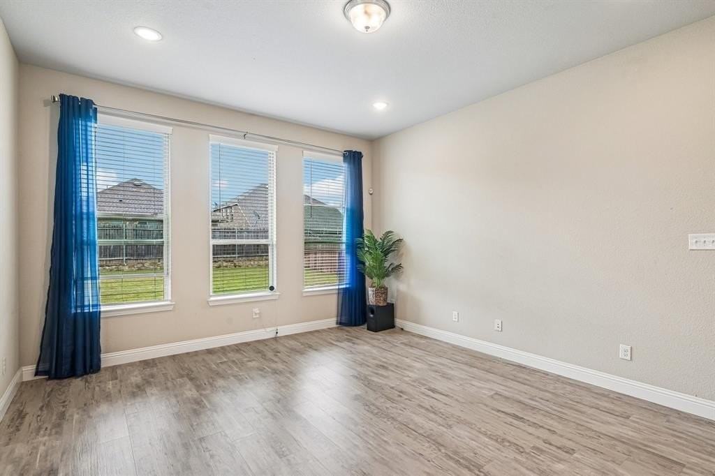 2114 Laurel St - Photo 5 of 35