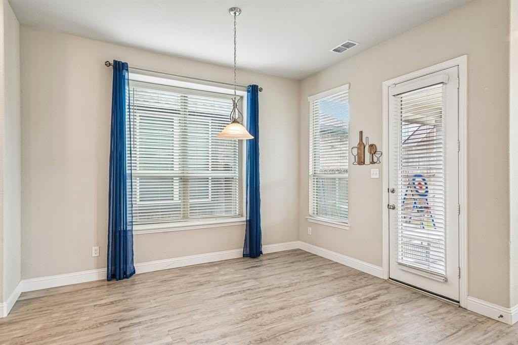 2114 Laurel St - Photo 6 of 35