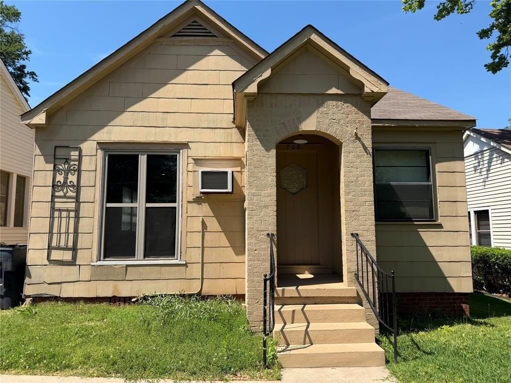 708 College St - Photo 2 of 9