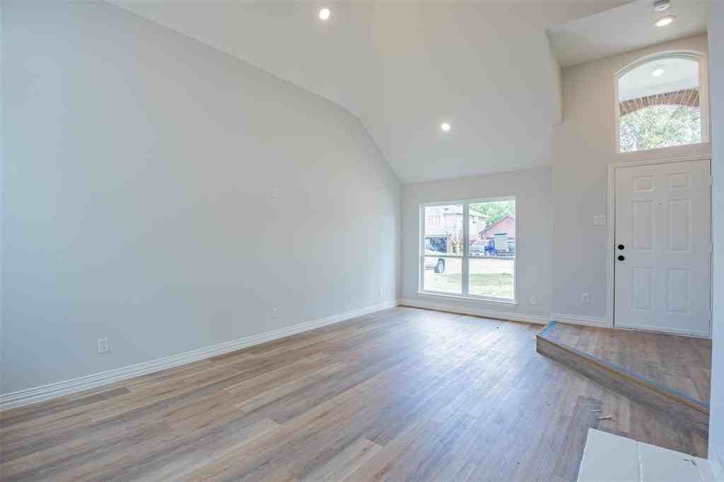 2318 Bennington Dr - Photo 4 of 19