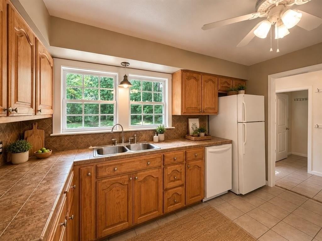 2708 Hunter St - Photo 6 of 11