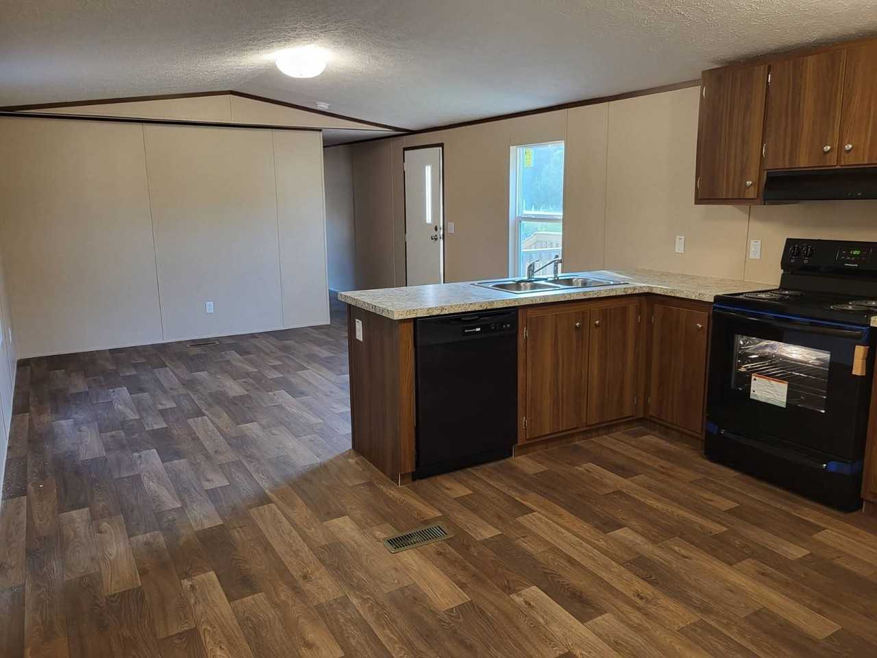 1597 Maplewood Dr - Photo 4 of 4