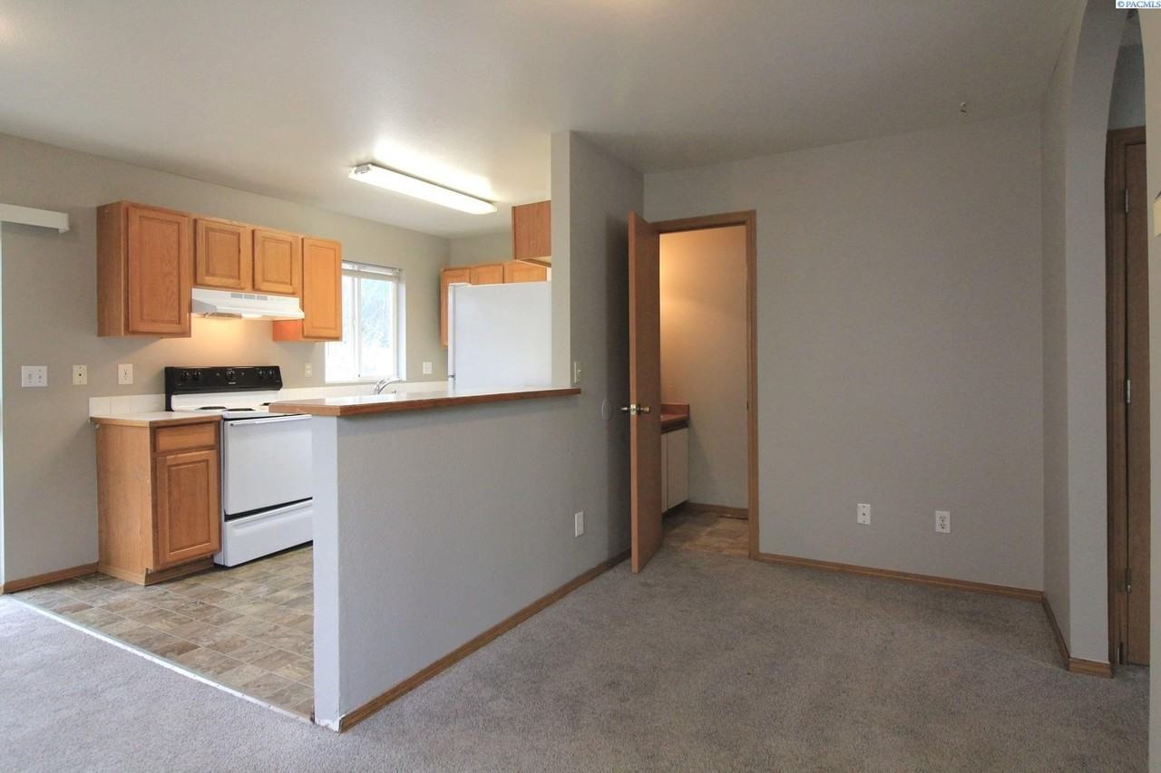 825 S Elm St - Photo 2 of 10