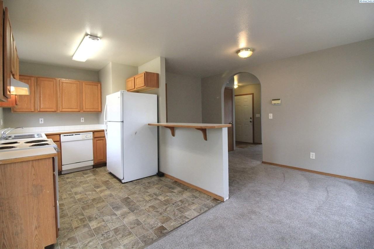 825 S Elm St - Photo 3 of 10
