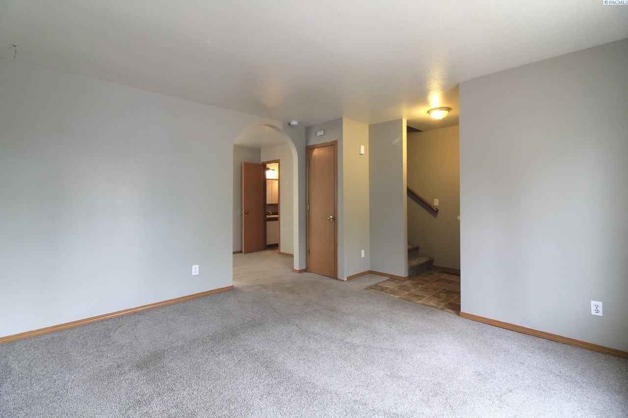 825 S Elm St - Photo 4 of 10