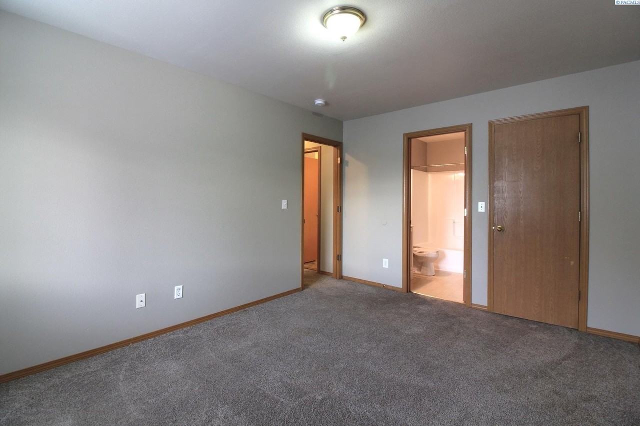 825 S Elm St - Photo 5 of 10