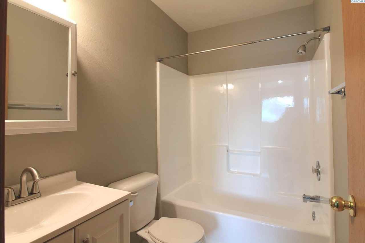 825 S Elm St - Photo 6 of 10