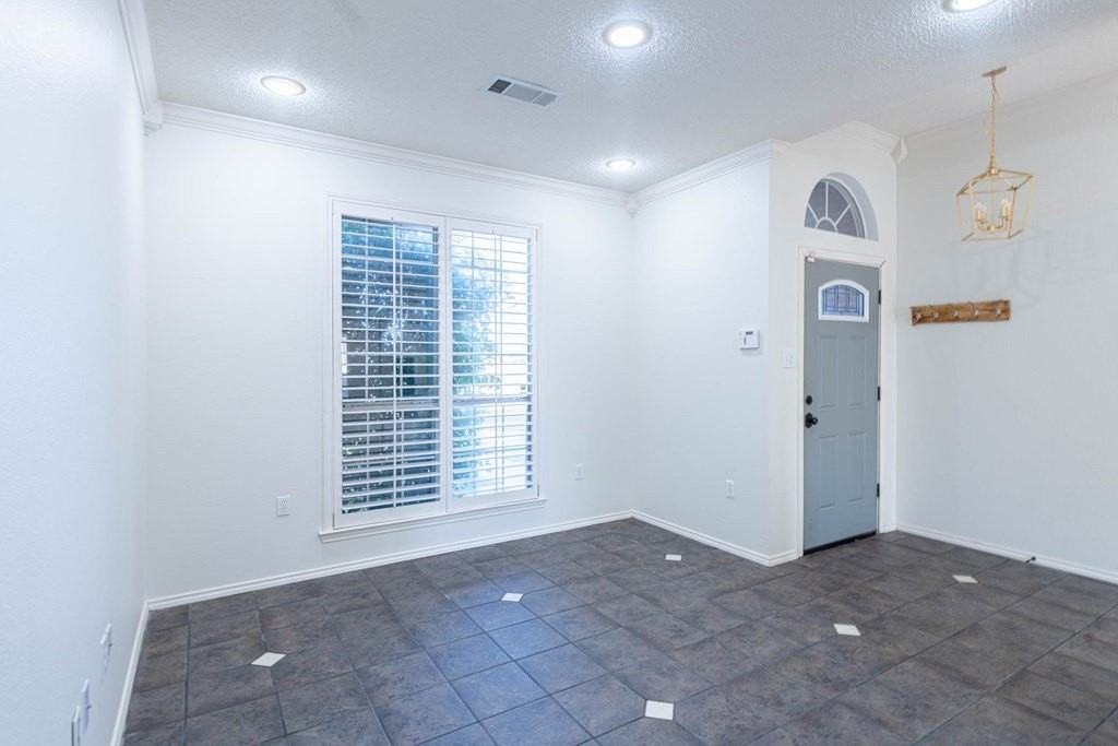 4801 Whitman Dr - Photo 4 of 25
