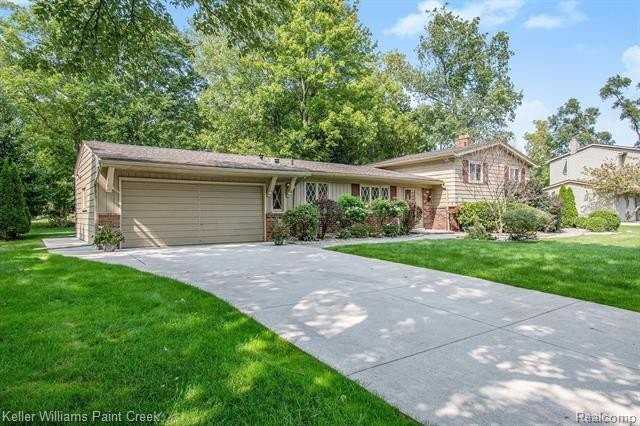 7374 Woodridge Rd - Photo 2 of 29