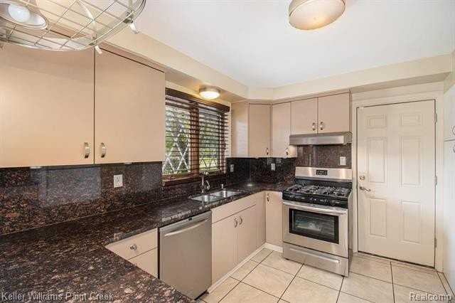7374 Woodridge Rd - Photo 4 of 29