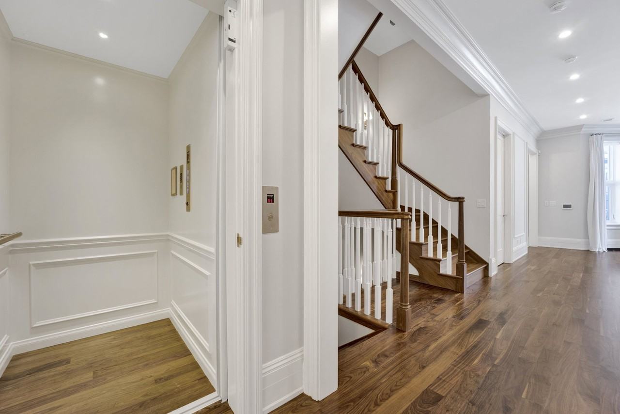 105 W Chestnut St #105 - Photo 2 of 8