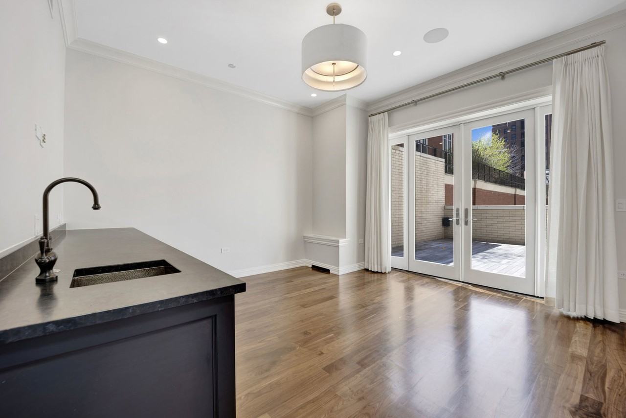 105 W Chestnut St #105 - Photo 3 of 8