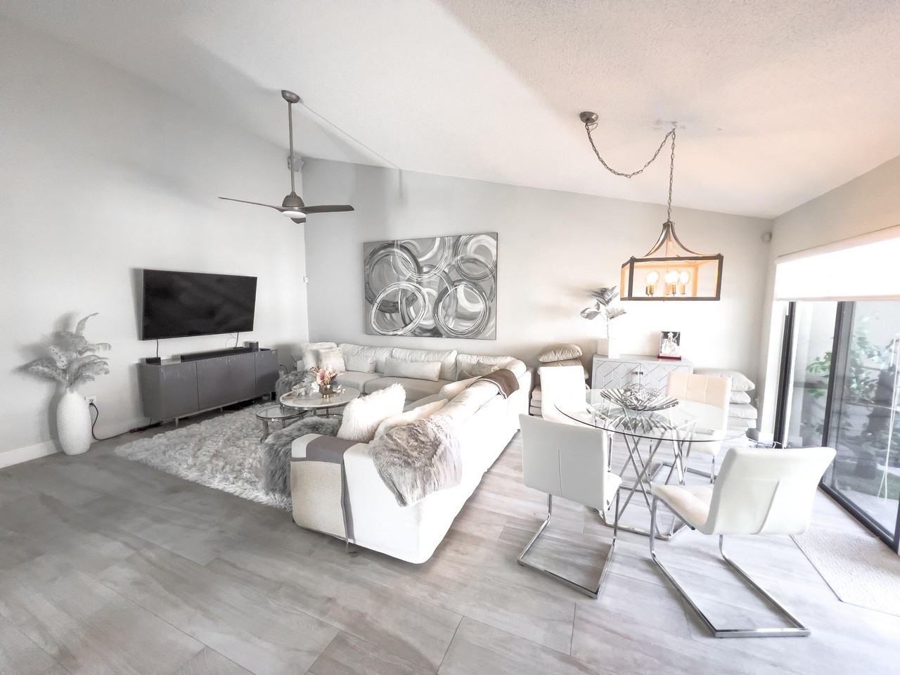 499 Sw 28th Ave - Photo 5 of 24