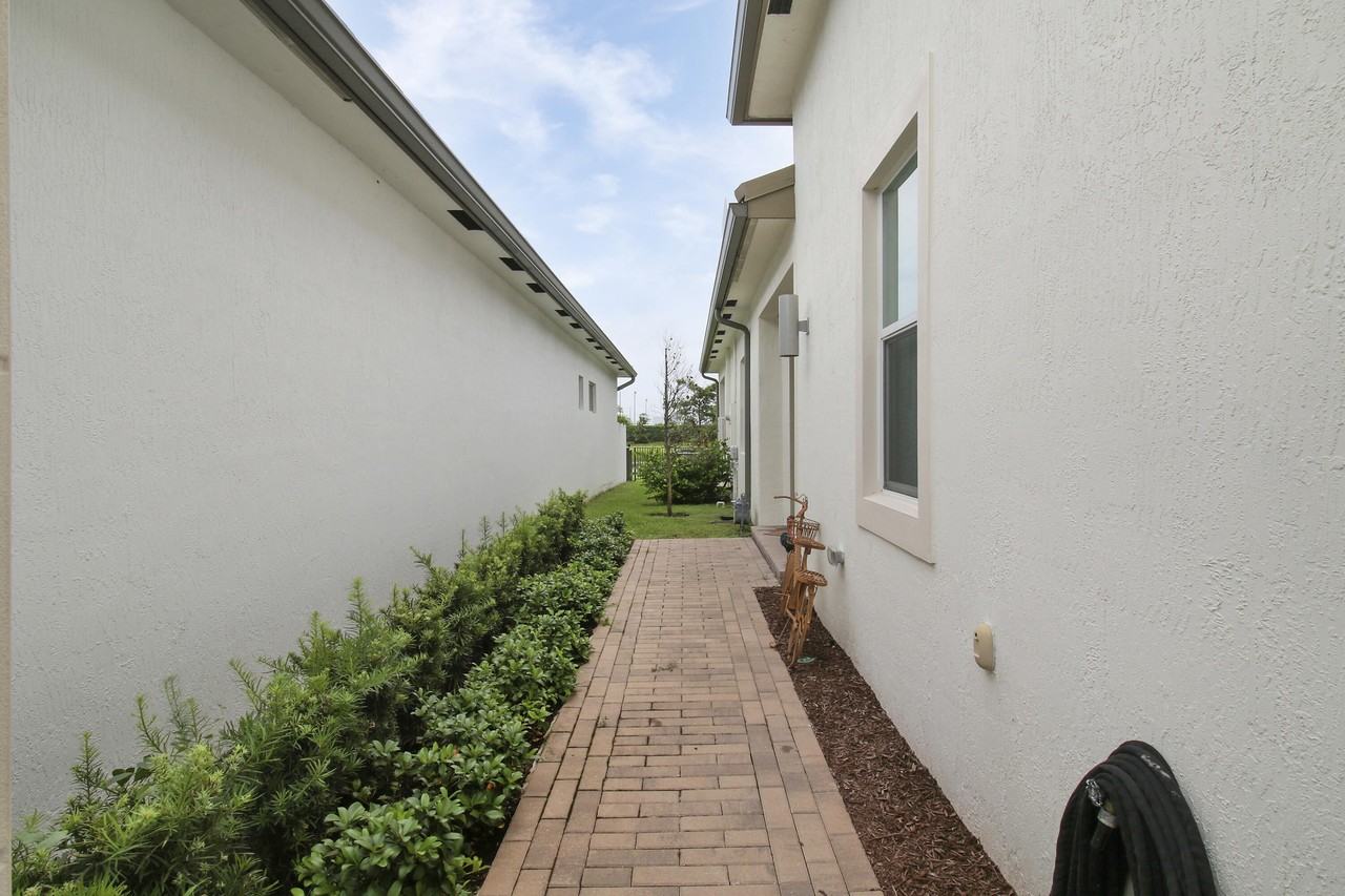8914 Kingsmoor Way - Photo 6 of 36