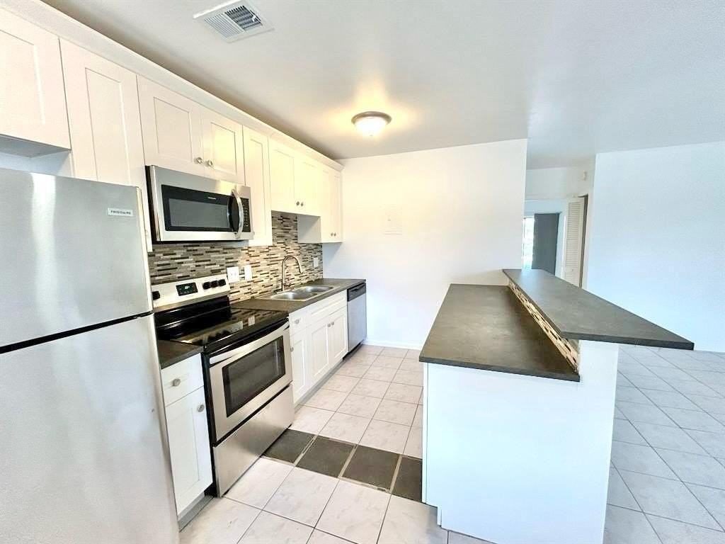1004 Pine Dr #204 - Photo 6 of 28