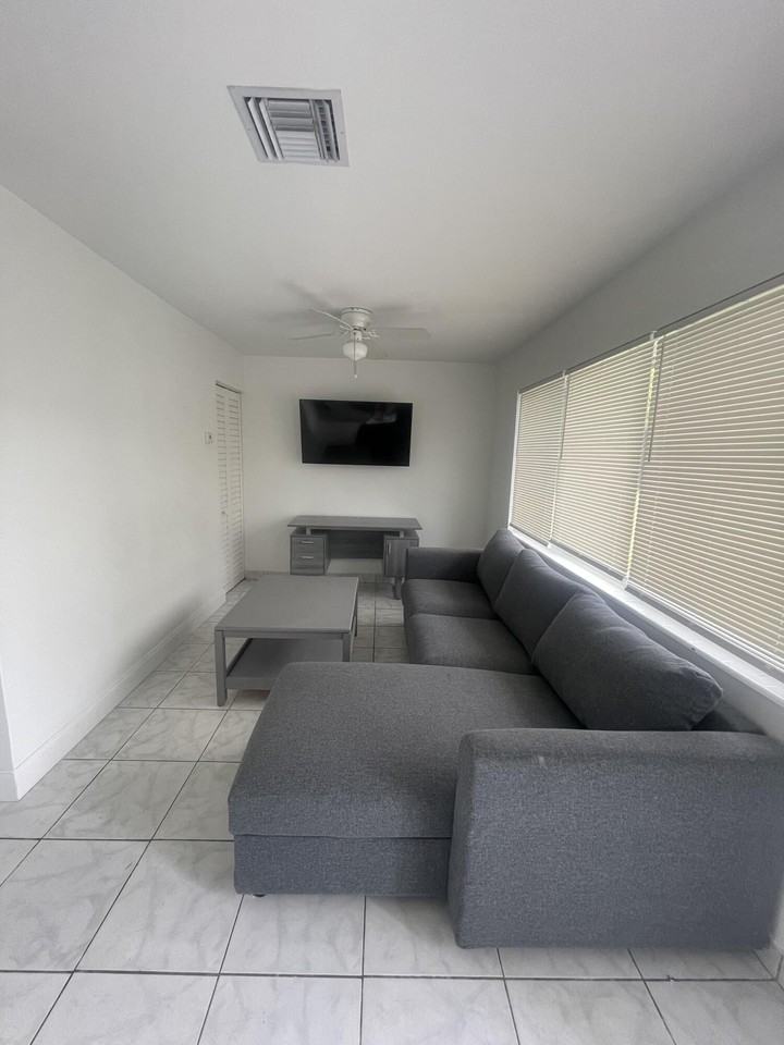 1135 Ne 15th Ave #4 - Photo 3 of 4