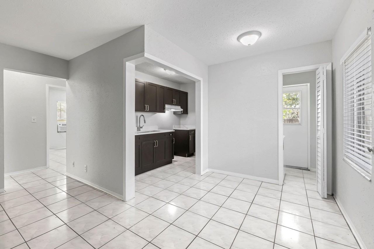 1409 Nw 7th Ave - Photo 3 of 24