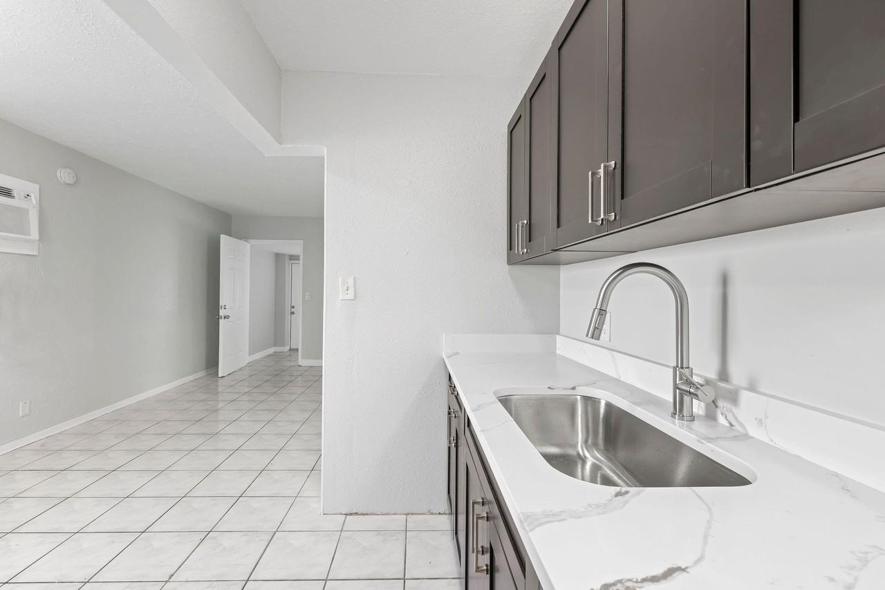 1409 Nw 7th Ave - Photo 4 of 24