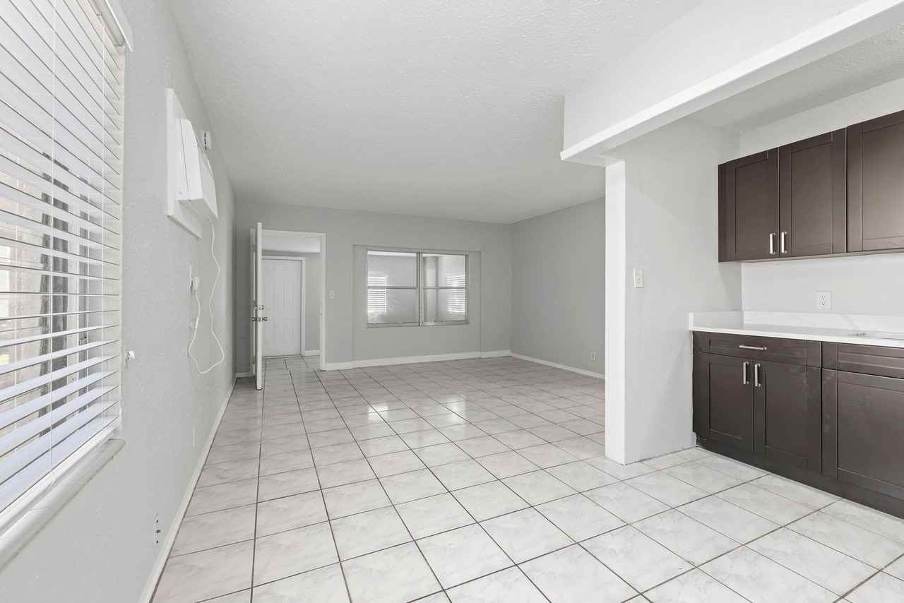 1409 Nw 7th Ave - Photo 7 of 24