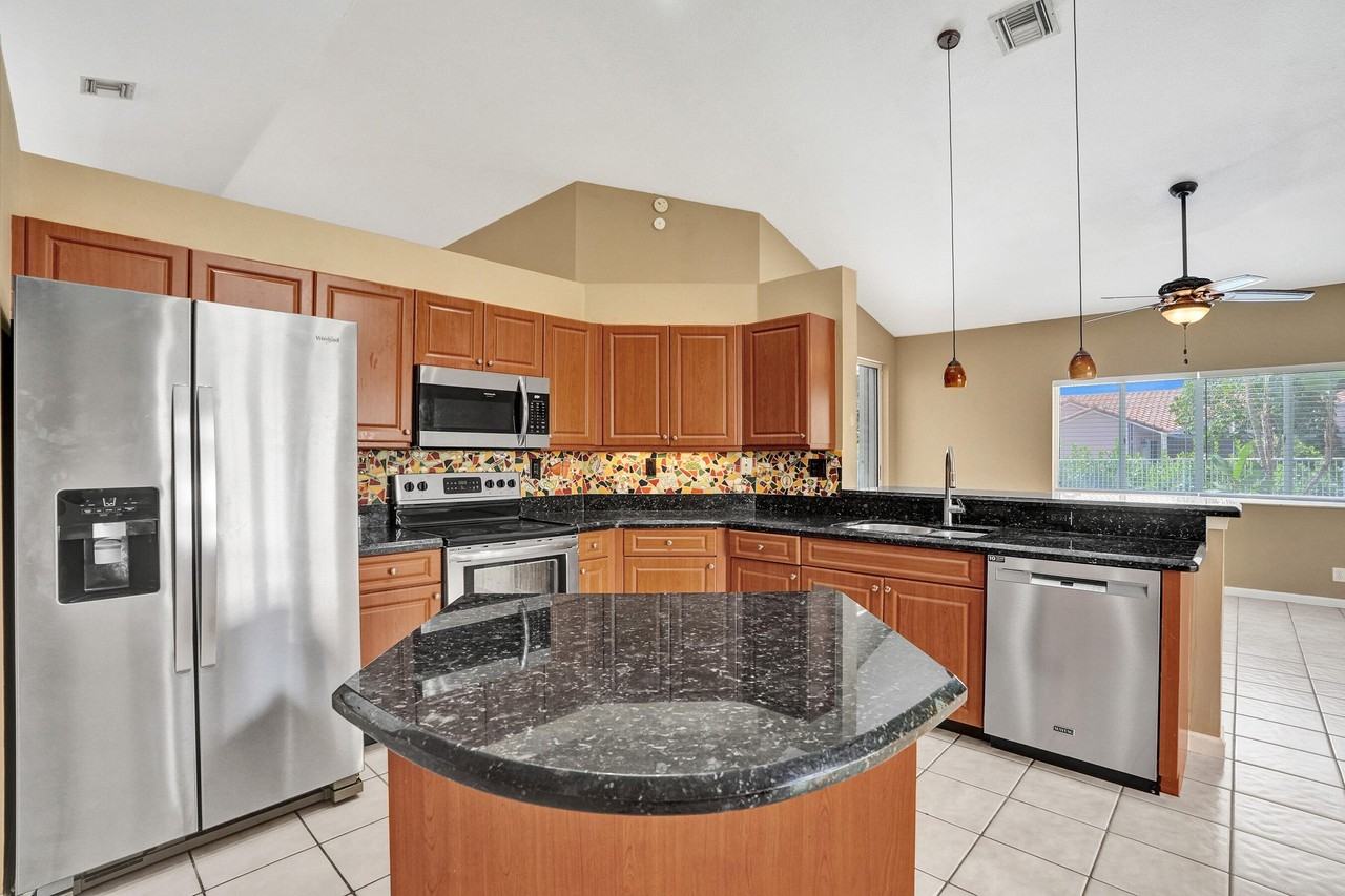 10304 Nw 50th Ct - Photo 5 of 50