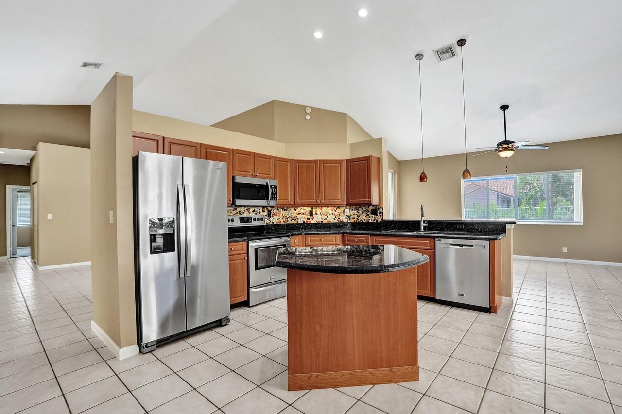 10304 Nw 50th Ct - Photo 6 of 50