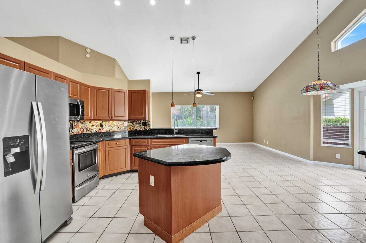 10304 Nw 50th Ct - Photo 7 of 50