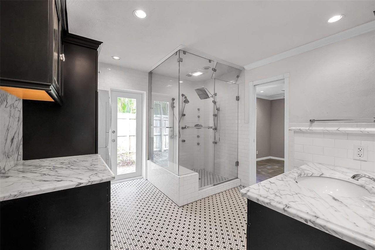 620 Nw 37th St - Photo 7 of 29