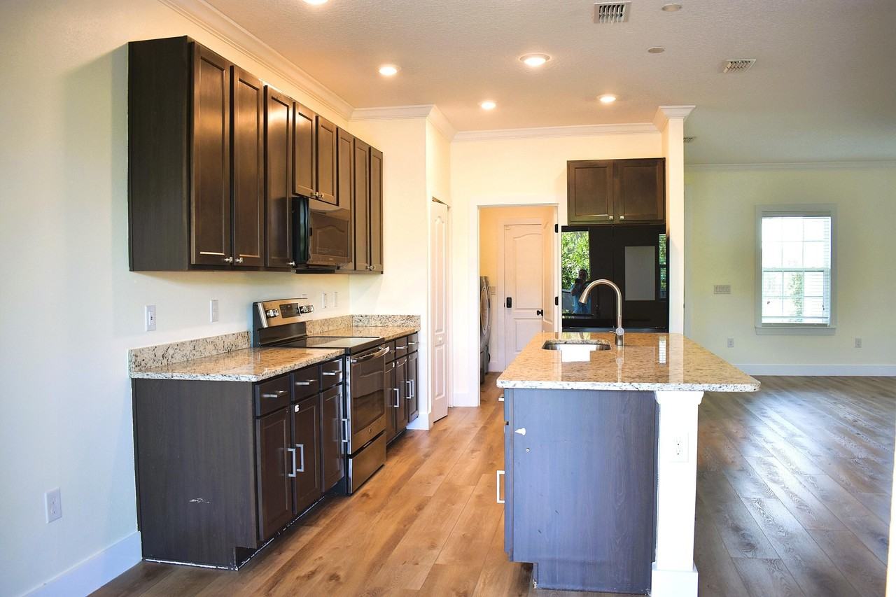 1217 Sw Marmore Ave - Photo 6 of 29