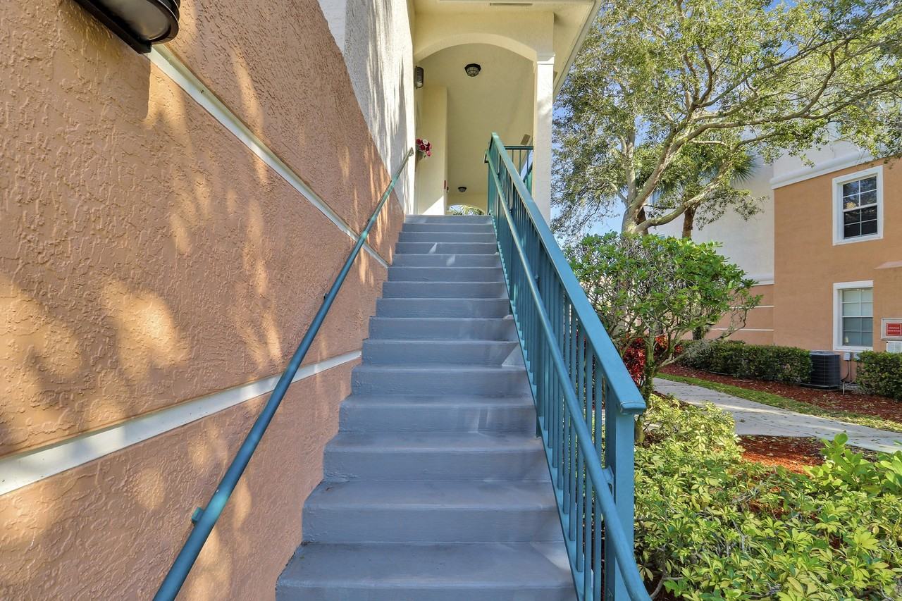 9212 Myrtlewood Cir W - Photo 5 of 50