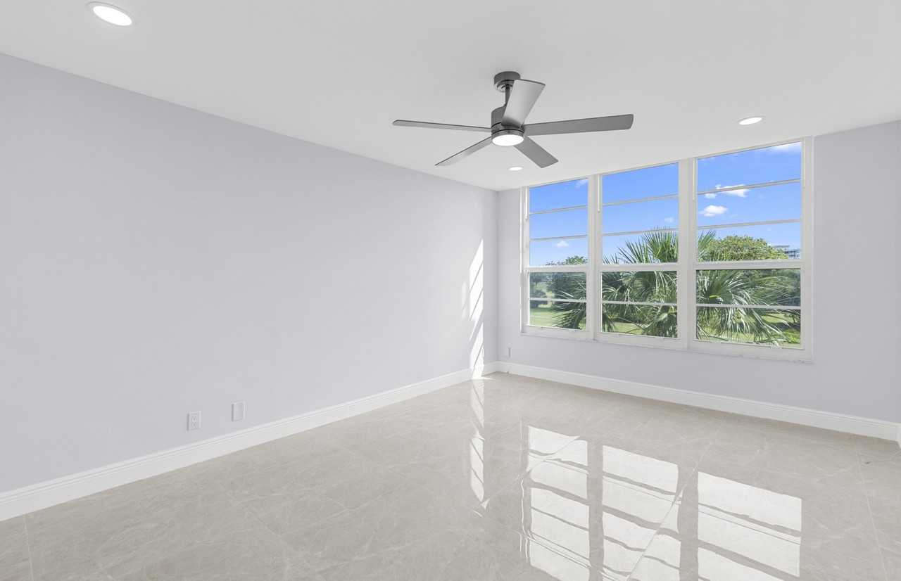 2901 S Palm Aire Dr #306
