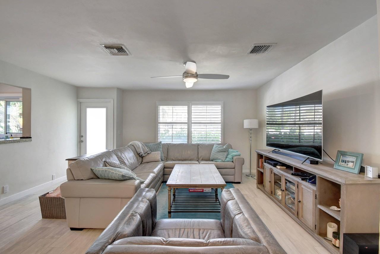 1020 Casuarina Rd - Photo 4 of 17