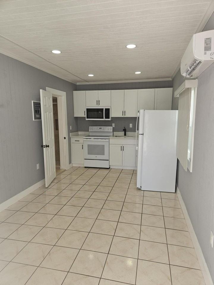425 Ardmore Rd #4 - Photo 3 of 14