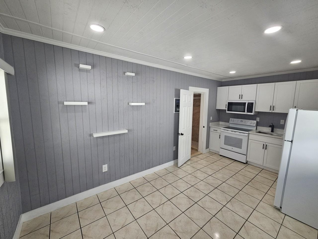 425 Ardmore Rd #4 - Photo 4 of 14