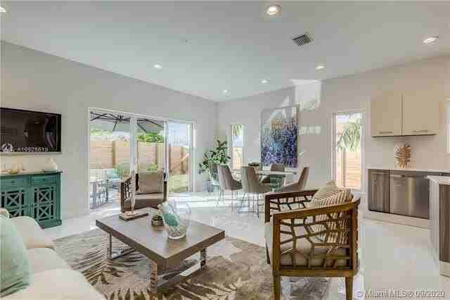 682 Ne 43rd St - Photo 5 of 26