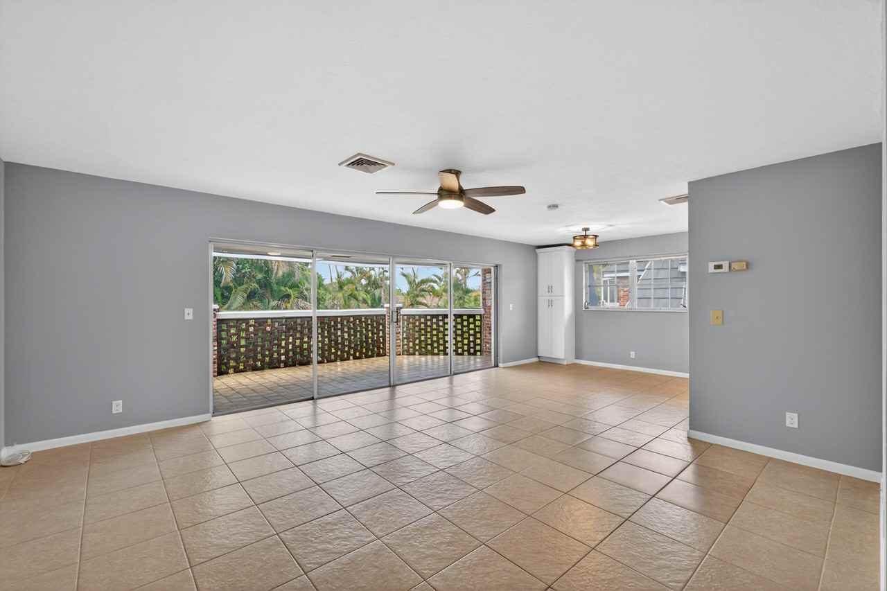 423 Pine Tree Ct #23 - Photo 4 of 33