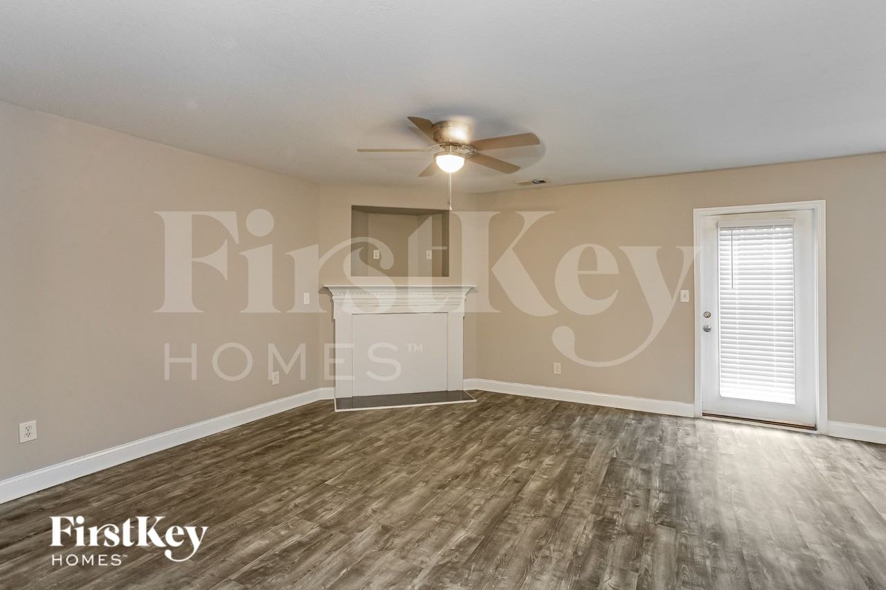 366 Courtland Ct - Photo 3 of 19